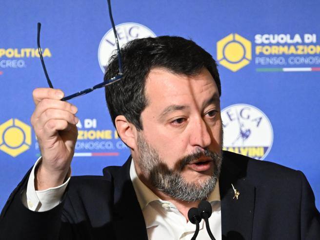 Lega, contro Salvini dal Nord tabelle e veleni. Ma lui ha blindato il partito